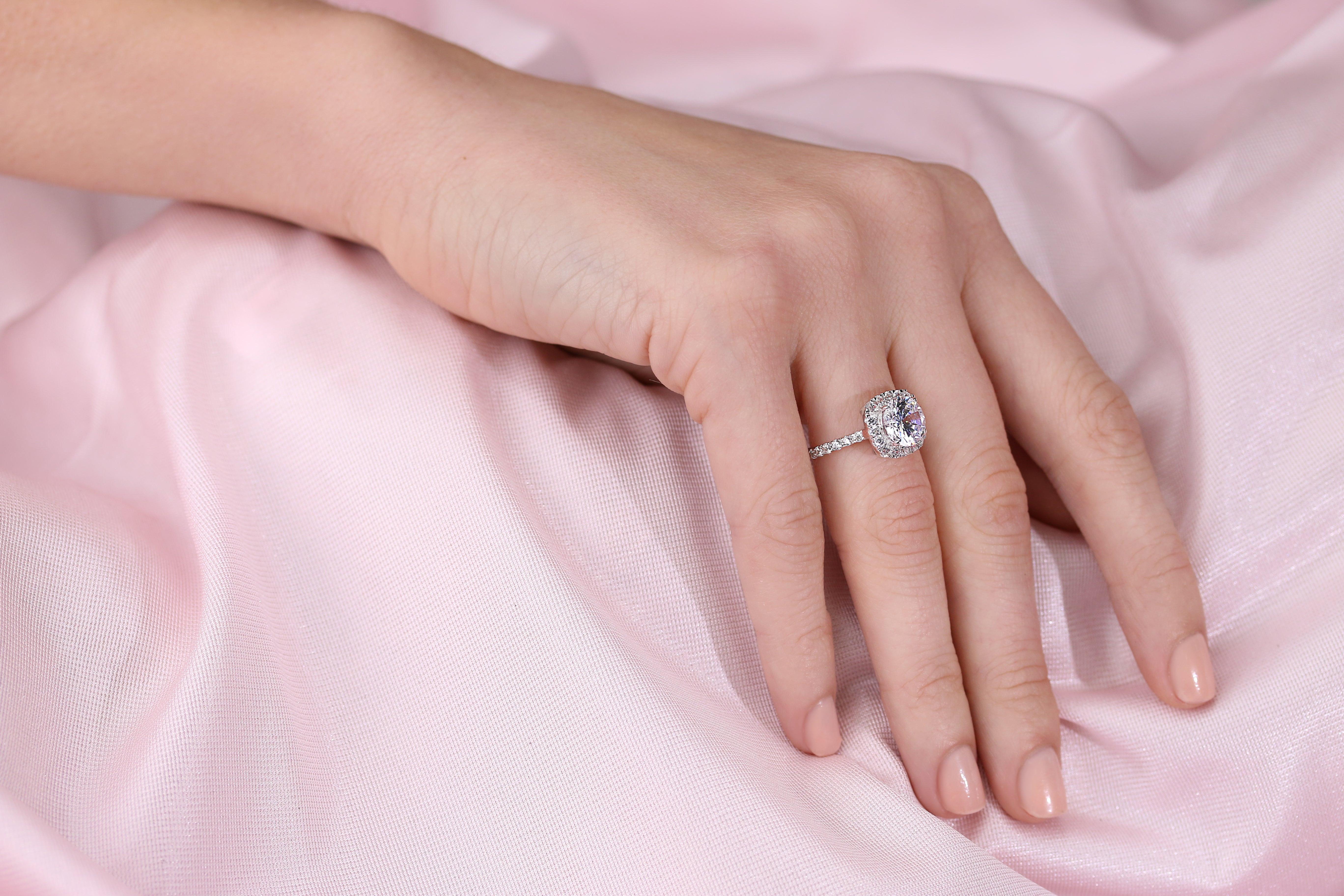 Stunning CZ Solitaire Halo Engagement Ring in Sterling Silver – Perfect for Proposals, Anniversaries, and Unforgettable Bridal Moments.