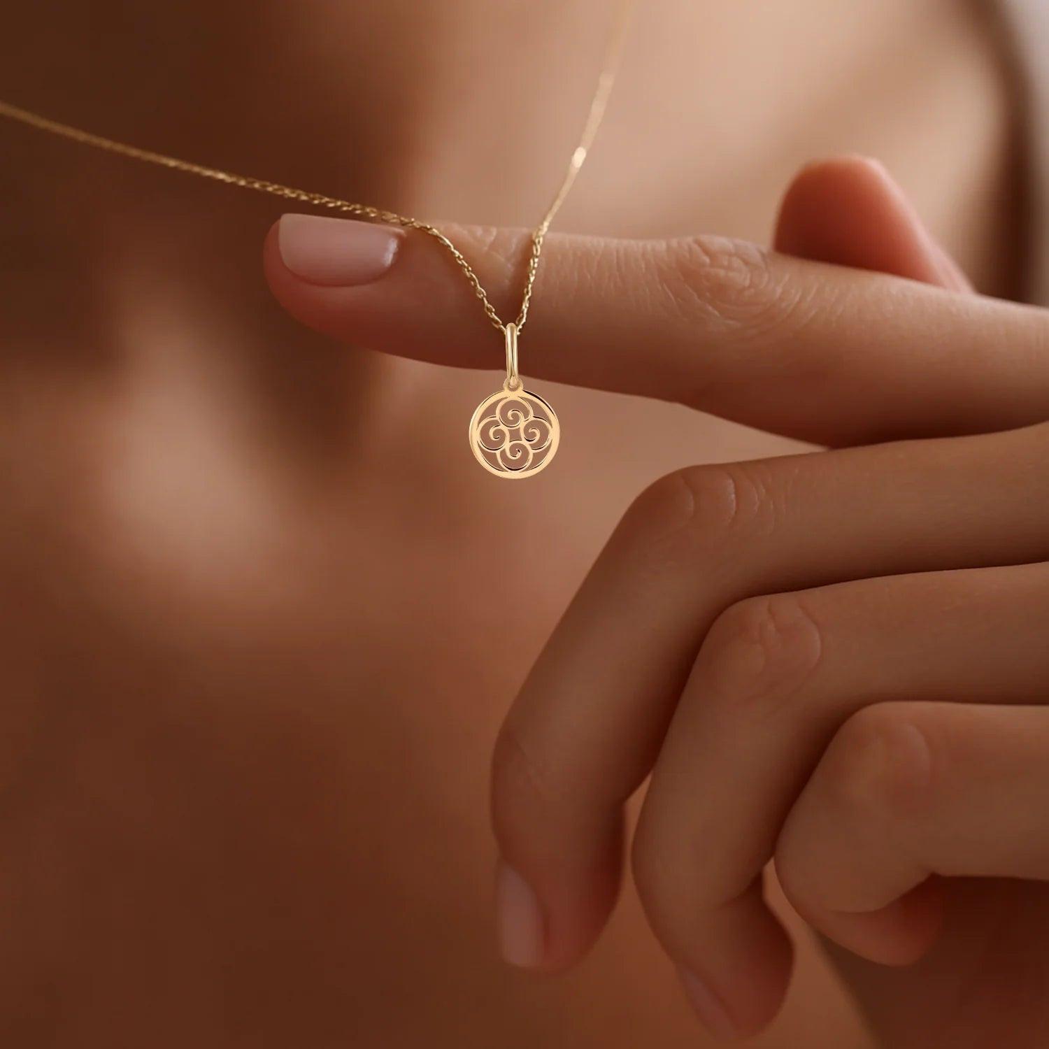 Elegant 14K Yellow Gold Four-Leaf Clover Pendant Necklace with 18" Chain.