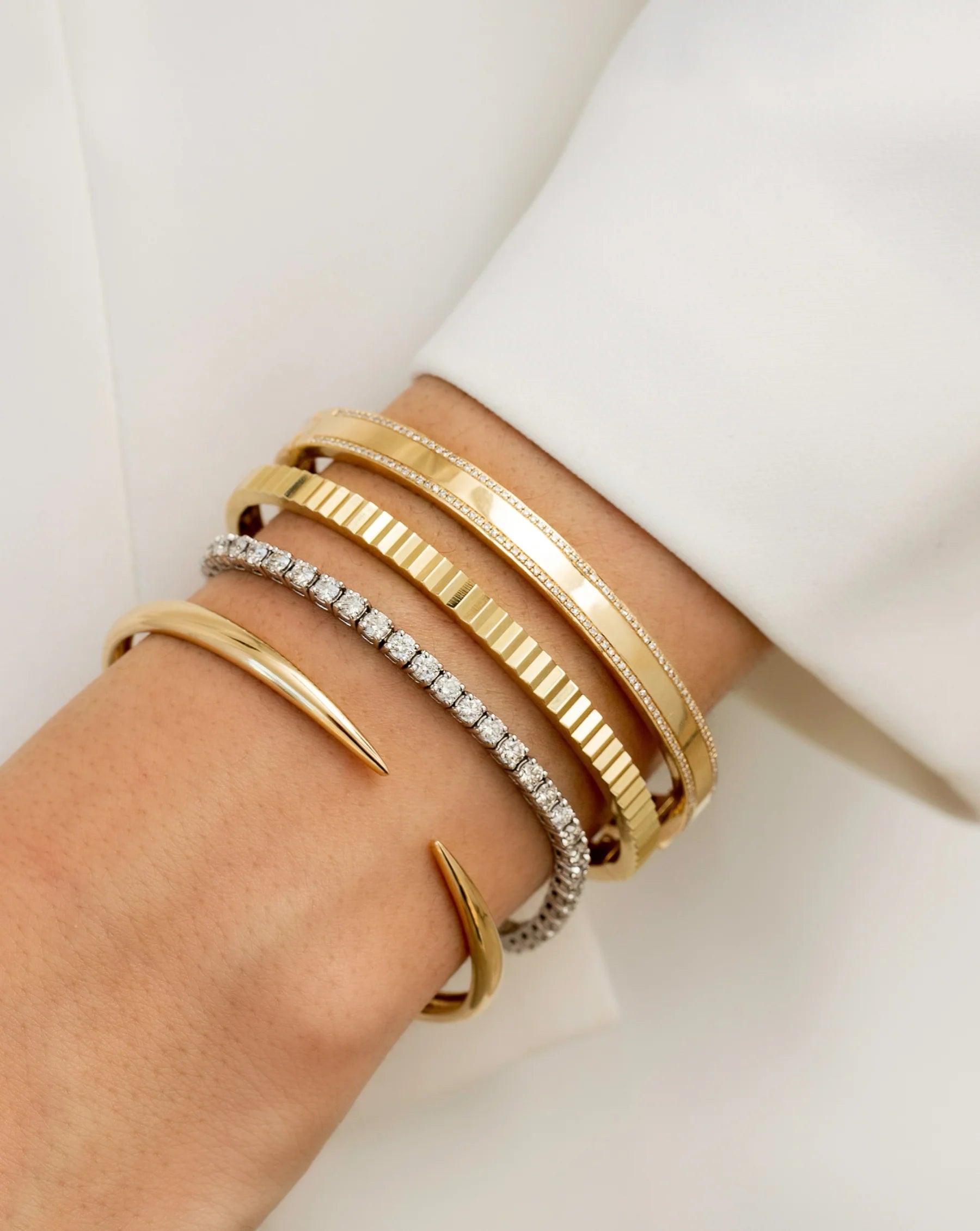 Elegant Gold Claw Cuff Bracelet – A Statement of Luxury.