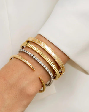 Elegant Gold Claw Cuff Bracelet – A Statement of Luxury.