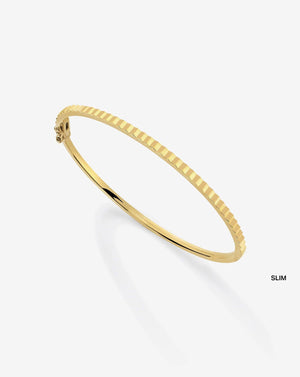 Elegant Fluted Gold Bangle - Timeless Luxury Accessory.