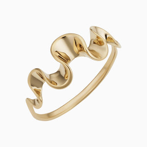 Elegant Gold Ribbon Ring - A Timeless Accessory.