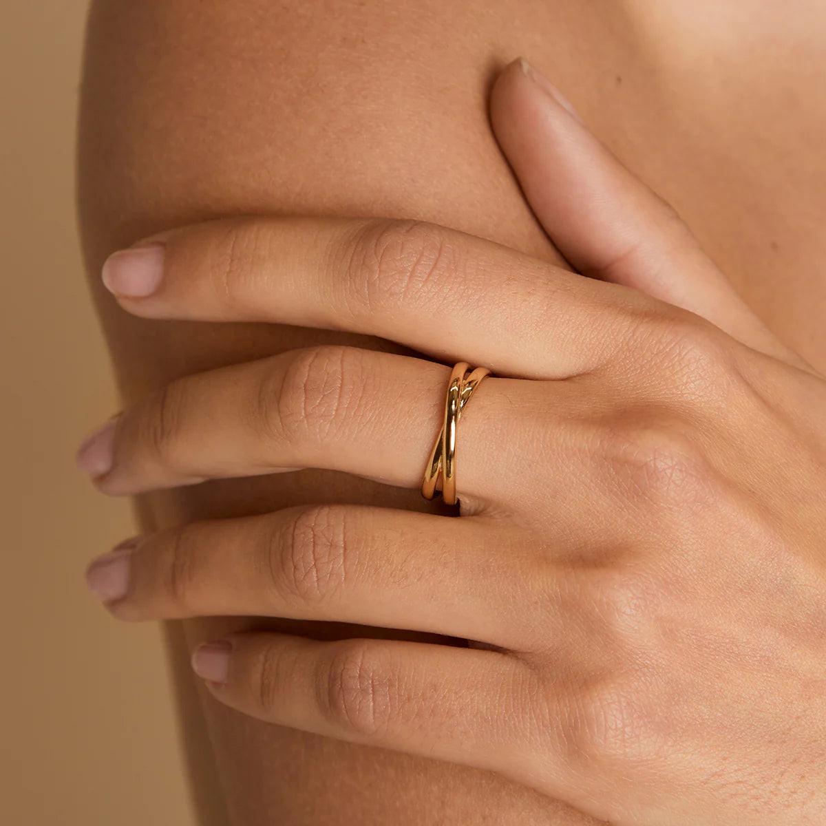 Stunning Gold Crossover Illusion Band Ring - Elevate Your Elegance!.