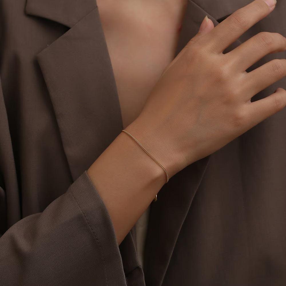 Dainty 18K Gold Thin Link Bracelet - Minimalist Women's Jewelry in Gold and Silver.