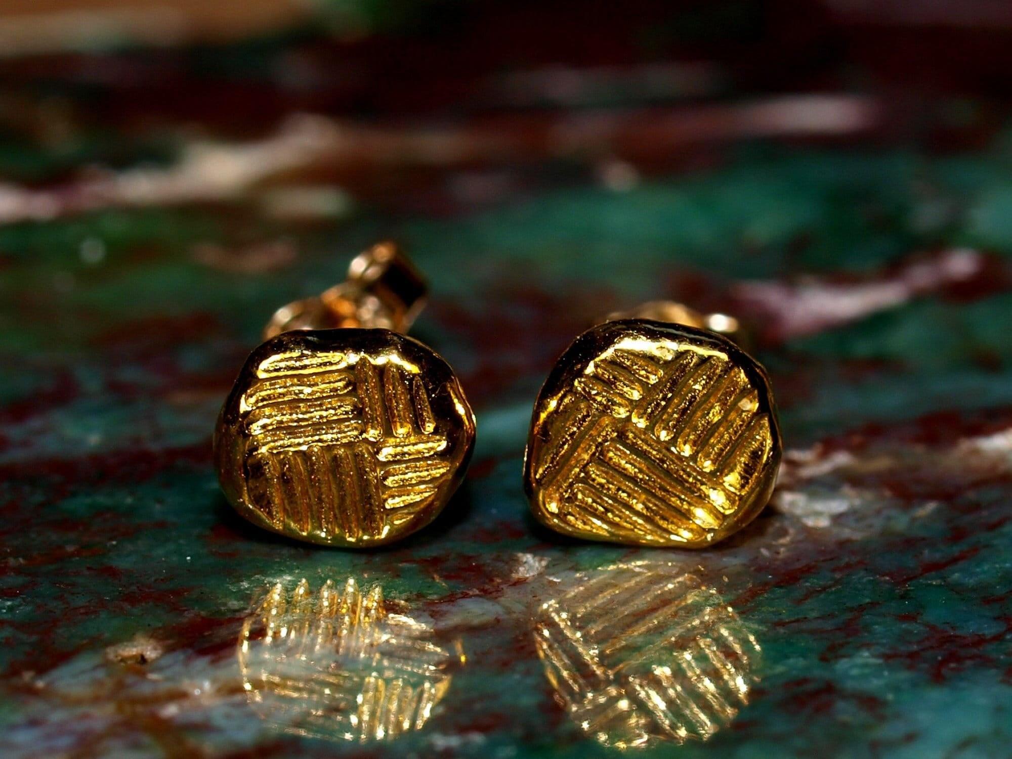 Elegant 24K Gold 5mm Textured Line Stud Earrings - Minimalist Solid Gold Discs.