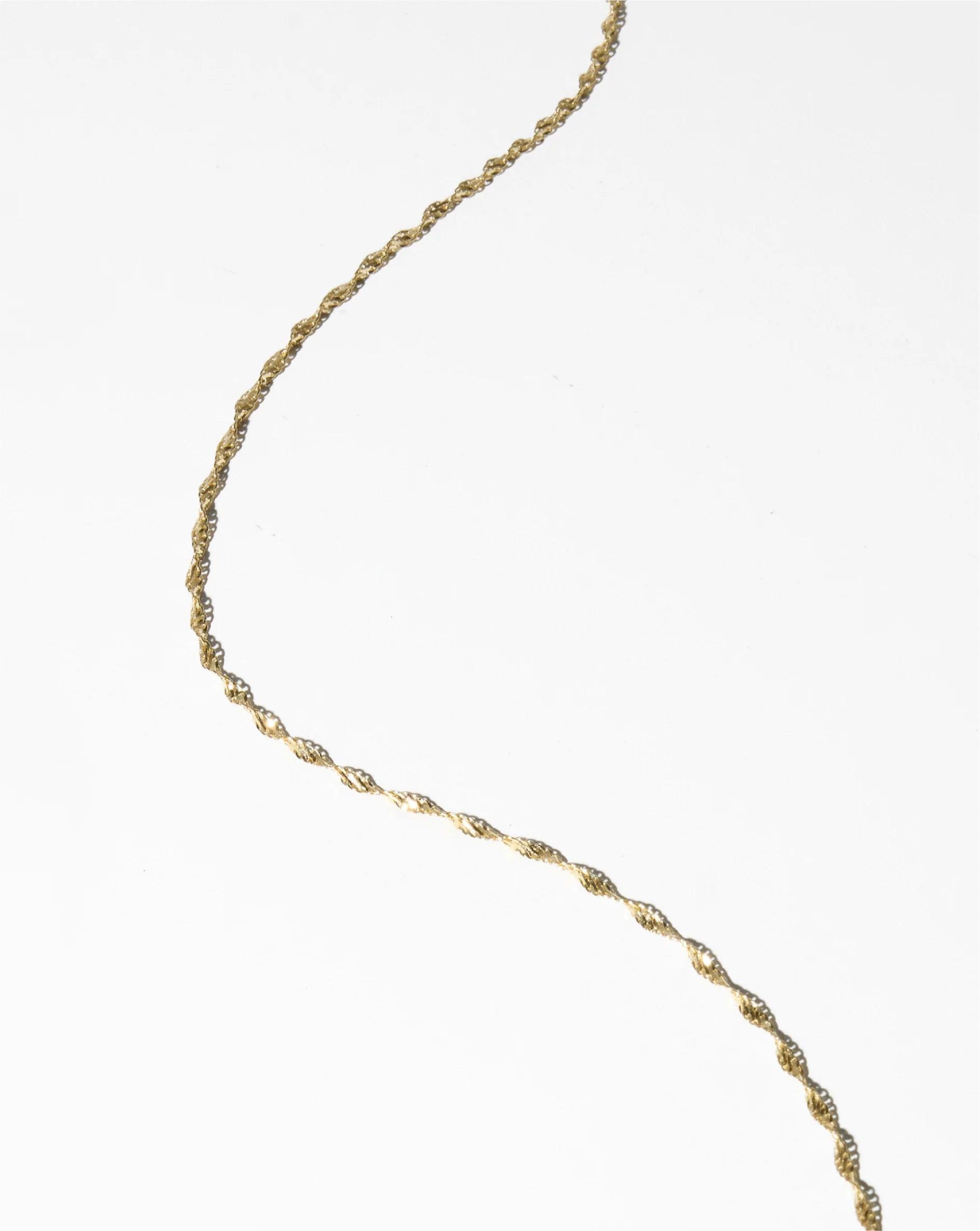 Elegant Twisted Dorica Chain Necklace - A Timeless Statement Piece.