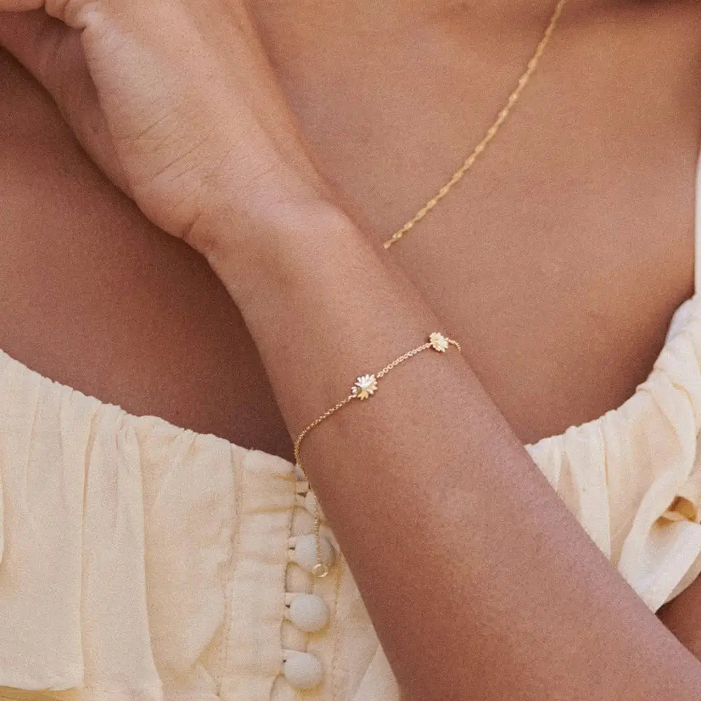 Daisy Chain Flower Bracelet 18Ct Gold Plate
