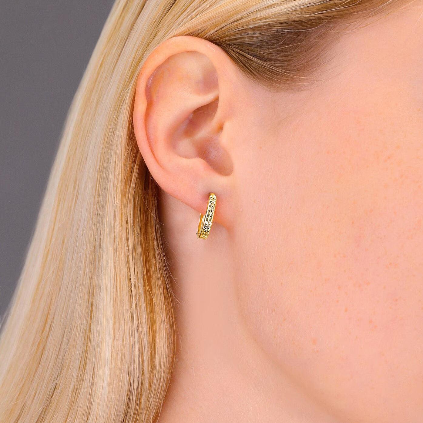 Radiant 14K Solid Gold Diamond-Cut Oval Huggie Hoop Earrings - Handcrafted Elegance.