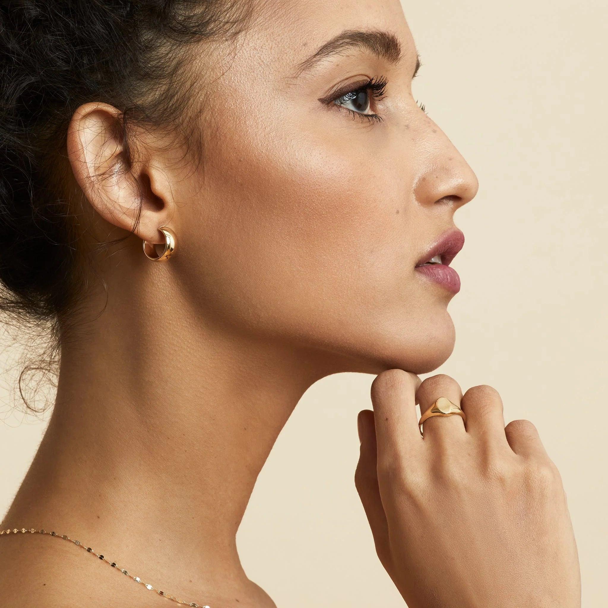Elegant Florence Oval Signet Ring - Timeless Luxury for Any Occasion.