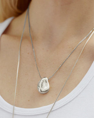 Elegant Forma Pendant Necklace - A Timeless Statement Piece.
