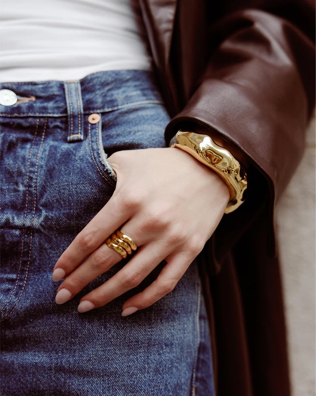 Elegant Forma Bangle - Timeless Style for Every Occasion.