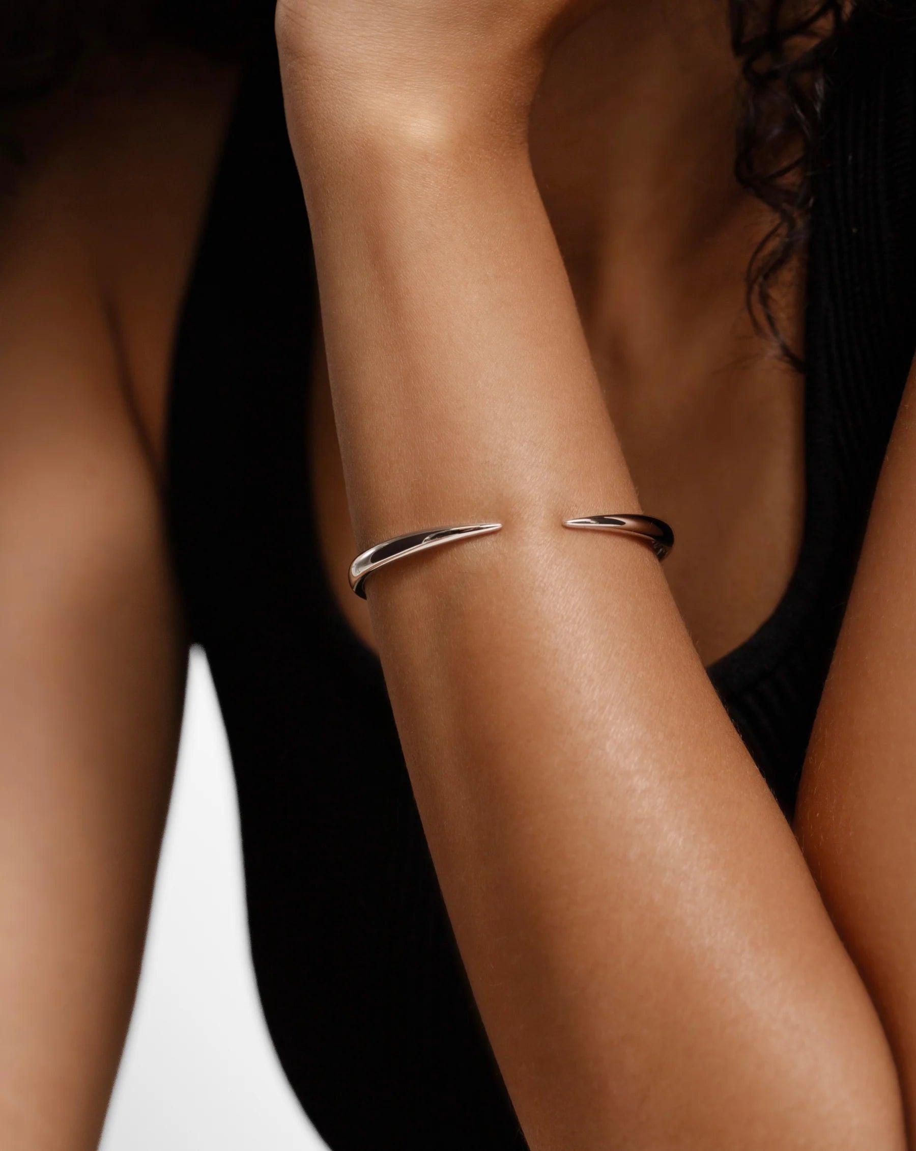 Elegant Gold Claw Cuff Bracelet – A Statement of Luxury.