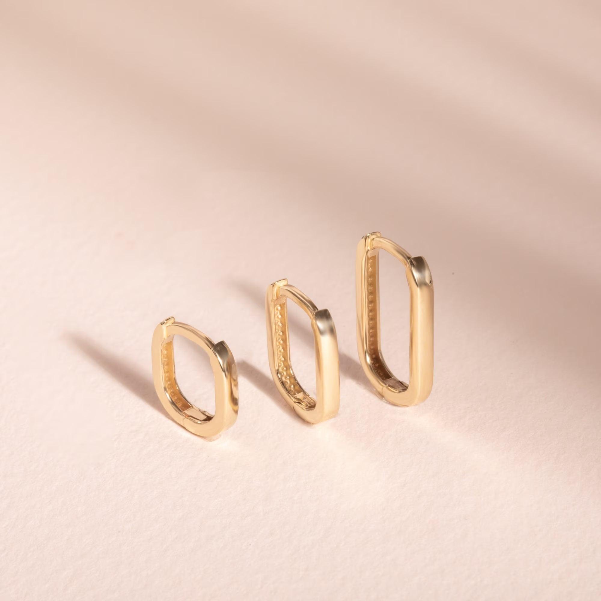 Elegant Solid Gold Paperclip Hoop Earrings in 10K, 14K & 18K – Modern Oval Design for Everyday Luxury & Special Occasions.