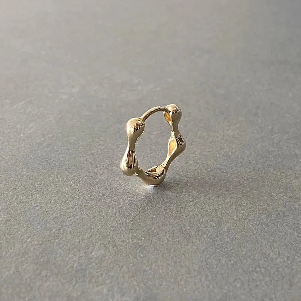 Elegant 14K Solid Gold Huggie Hoop Earrings - 15.5mm Hinged Design for Women.