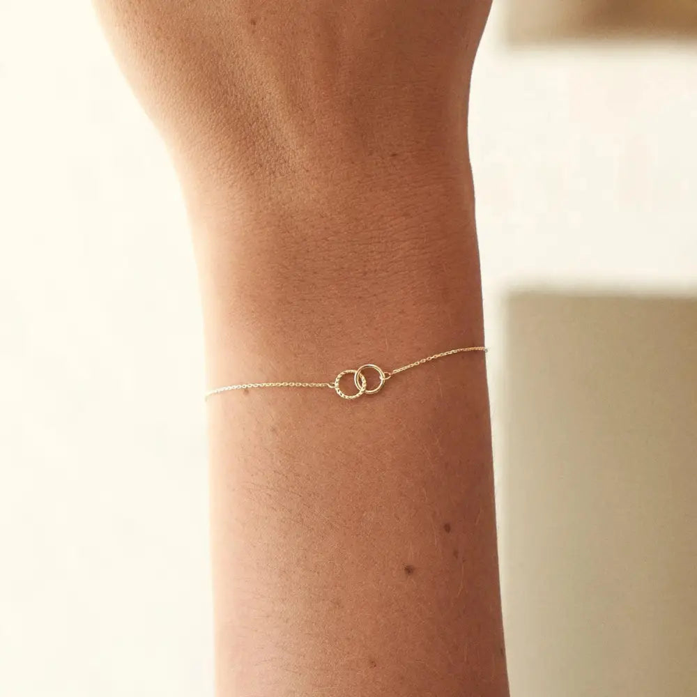Elegant 14K Solid Gold Interlocking Circle Bracelet - Dainty Connection Jewelry Gift for Her.