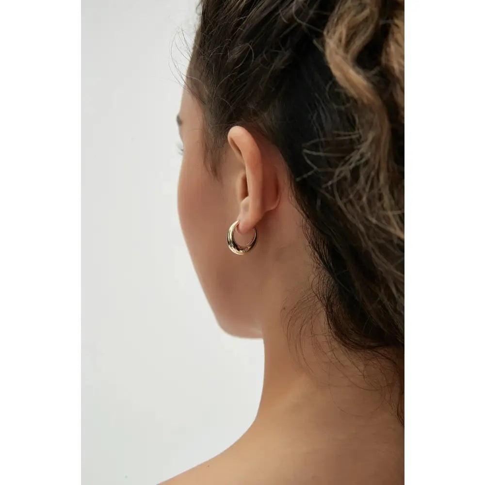 Elegant 14K Solid Gold Tapered Oval Huggie Hoop Earrings for Daily Wear.