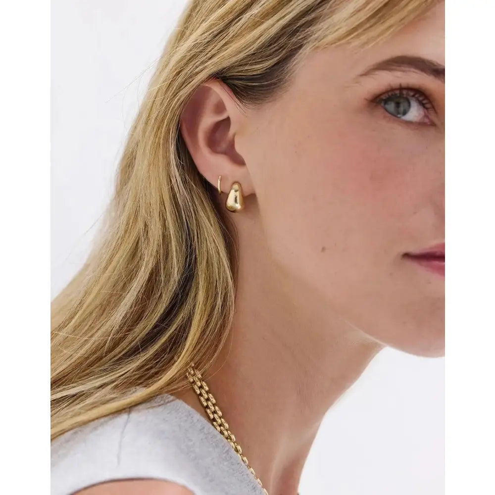 Elegant Classic Gold Huggie Earrings for Timeless Style.