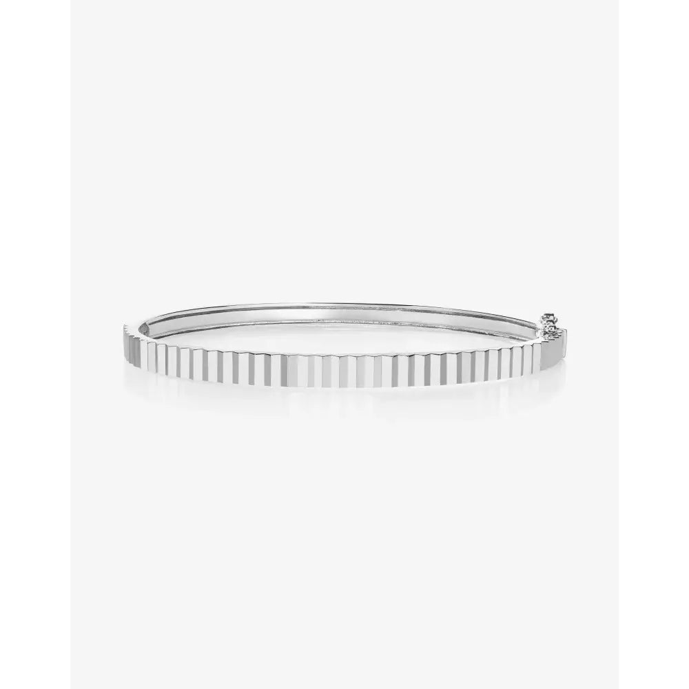 Elegant Fluted Gold Bangle - Timeless Luxury Accessory.