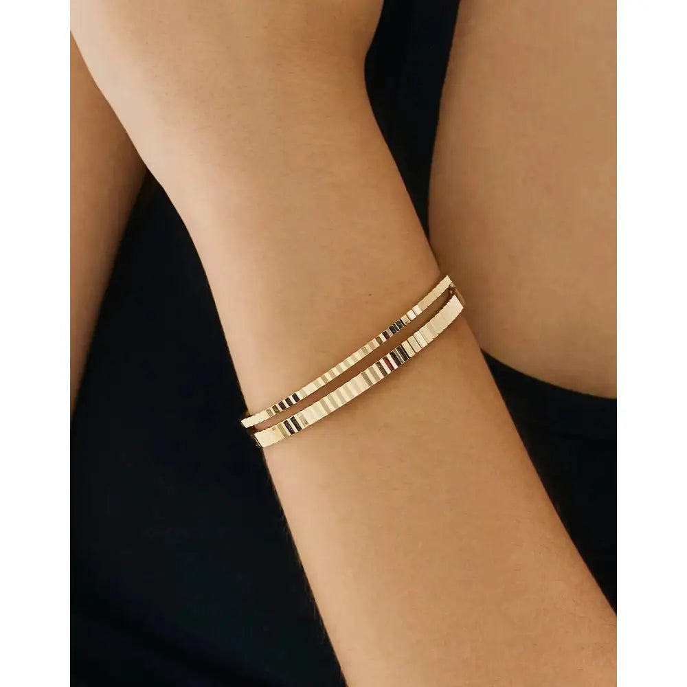 Elegant Fluted Gold Bangle - Timeless Luxury Accessory.