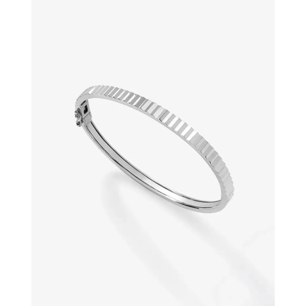 Elegant Fluted Gold Bangle - Timeless Luxury Accessory.