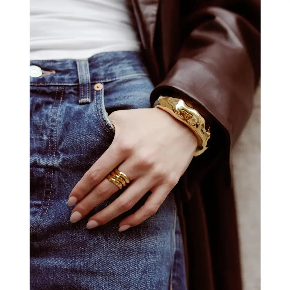 Elegant Forma Bangle - Timeless Style for Every Occasion.