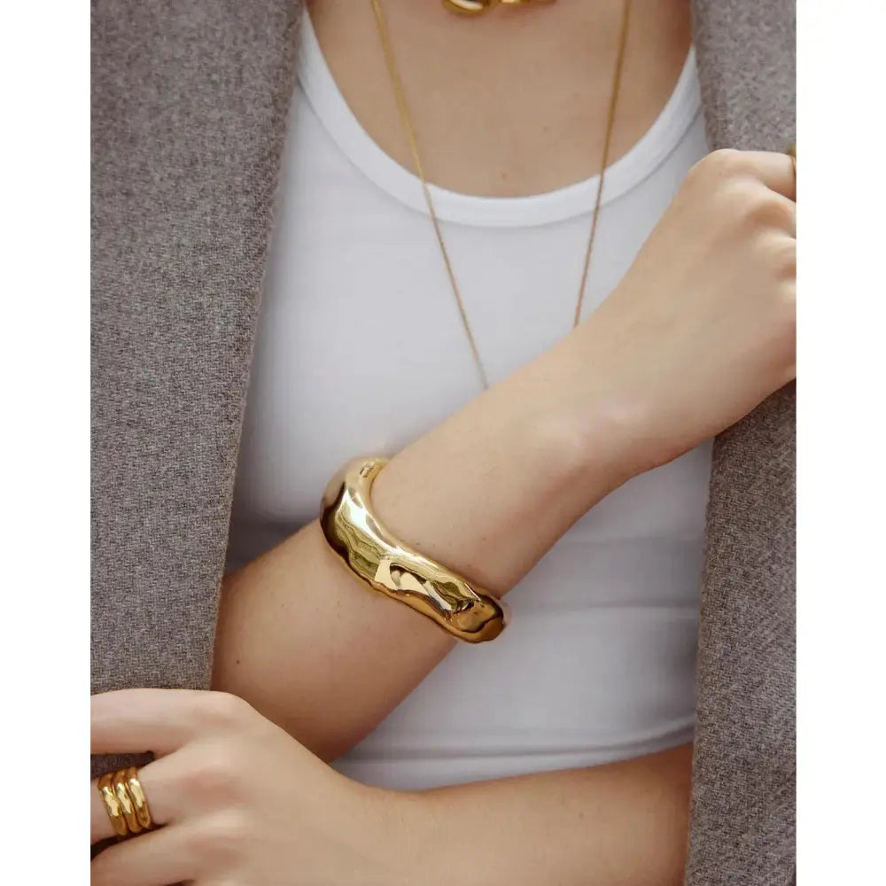 Elegant Forma Bangle - Timeless Style for Every Occasion.