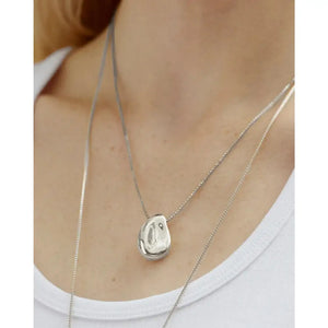 Elegant Forma Pendant Necklace - A Timeless Statement Piece.