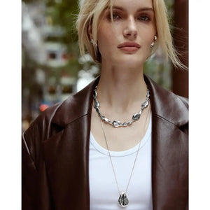 Elegant Forma Toggle Clasp Necklace for Timeless Style.