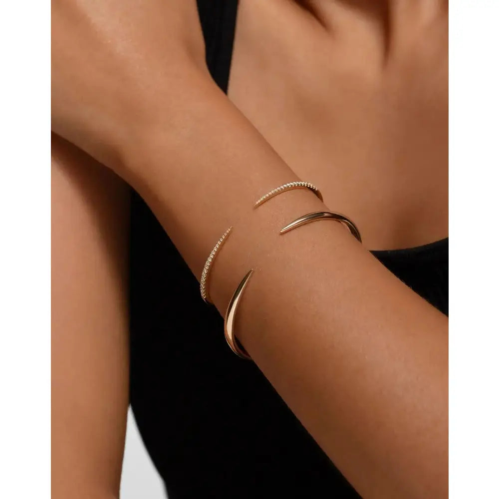 Elegant Gold Claw Cuff Bracelet – A Statement of Luxury.
