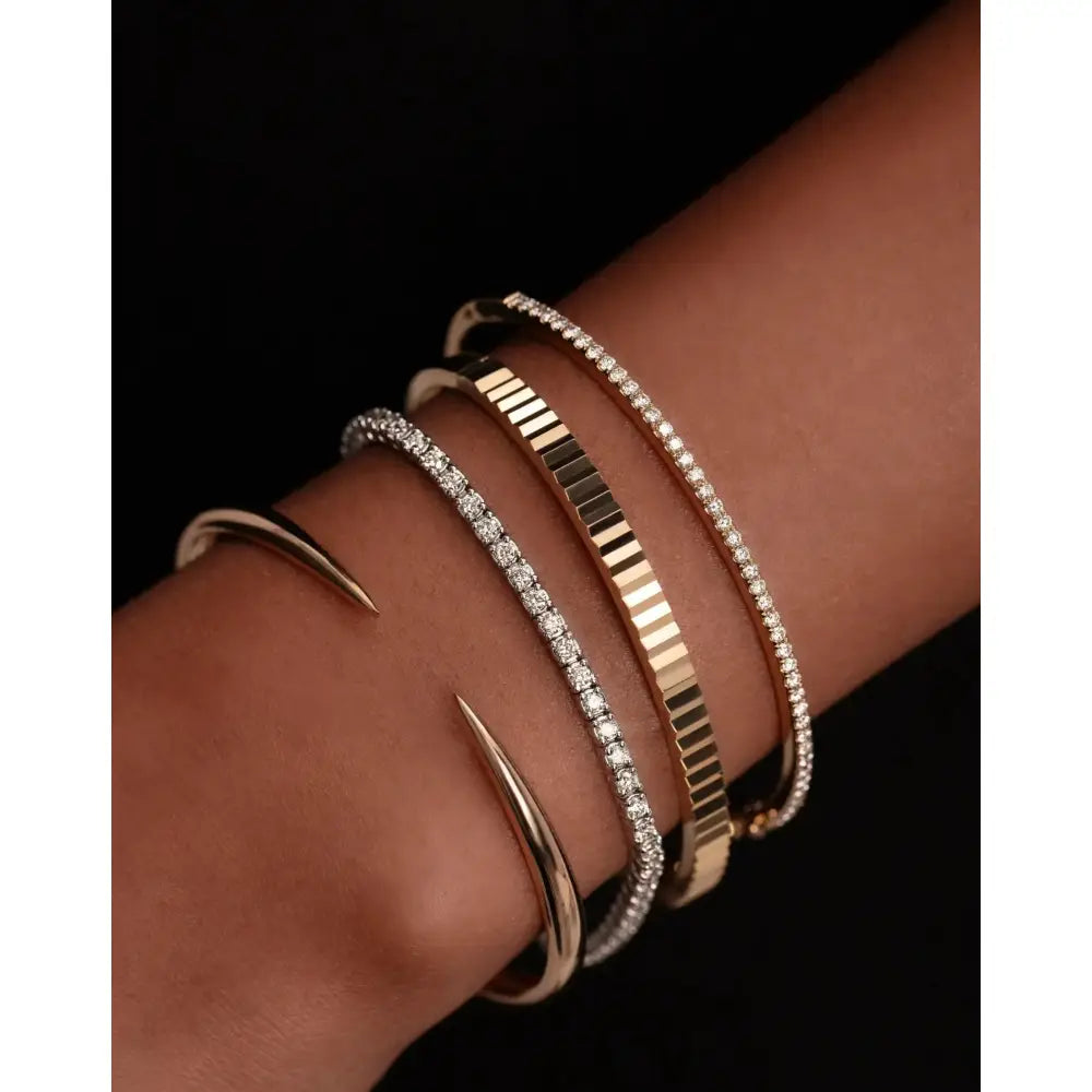 Elegant Gold Claw Cuff Bracelet – A Statement of Luxury.