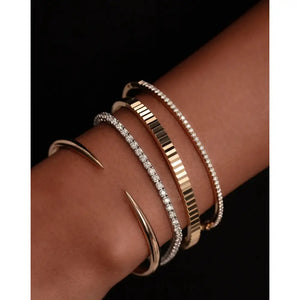 Elegant Gold Claw Cuff Bracelet – A Statement of Luxury.
