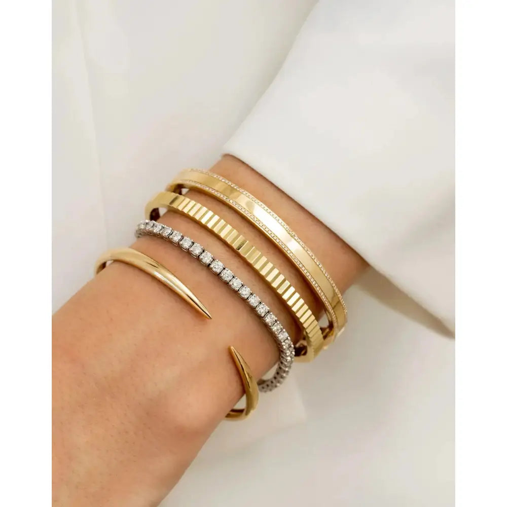 Elegant Gold Claw Cuff Bracelet – A Statement of Luxury.