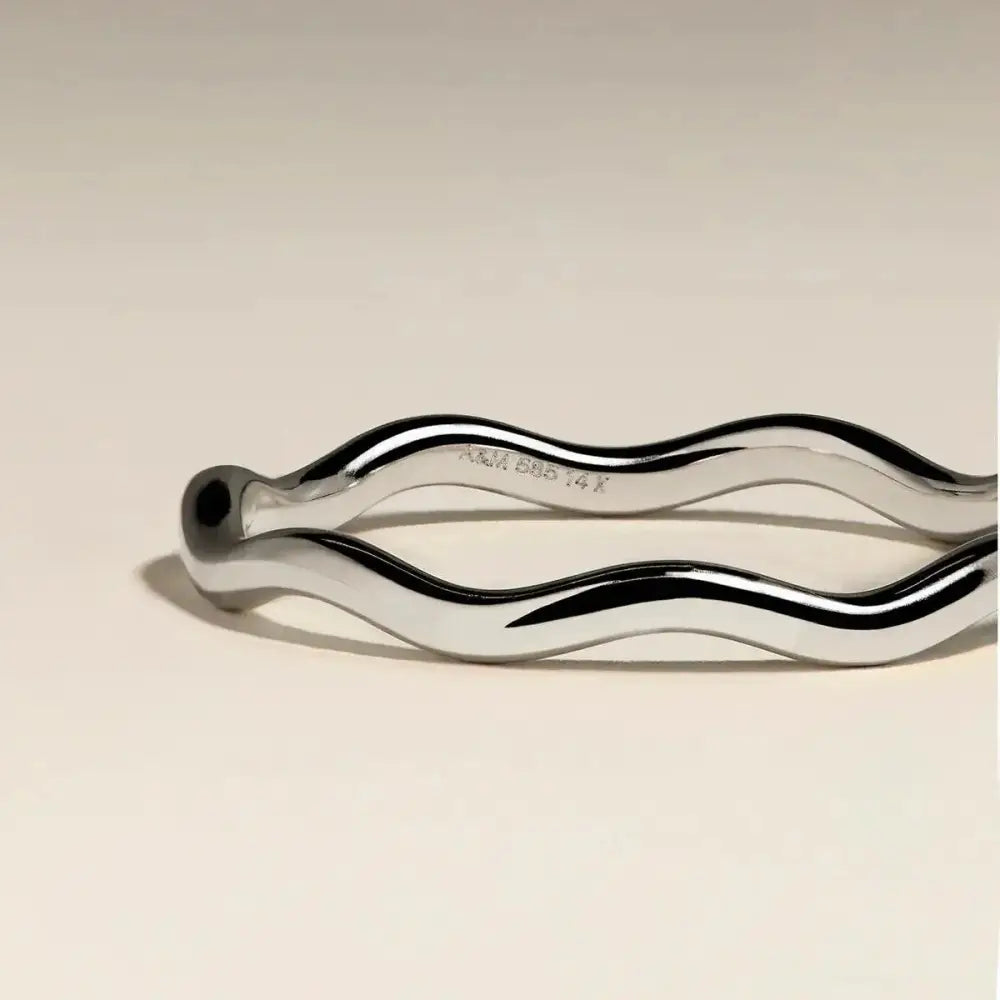 Elegant Scalloped Band Ring in Luxurious Solid White Gold.