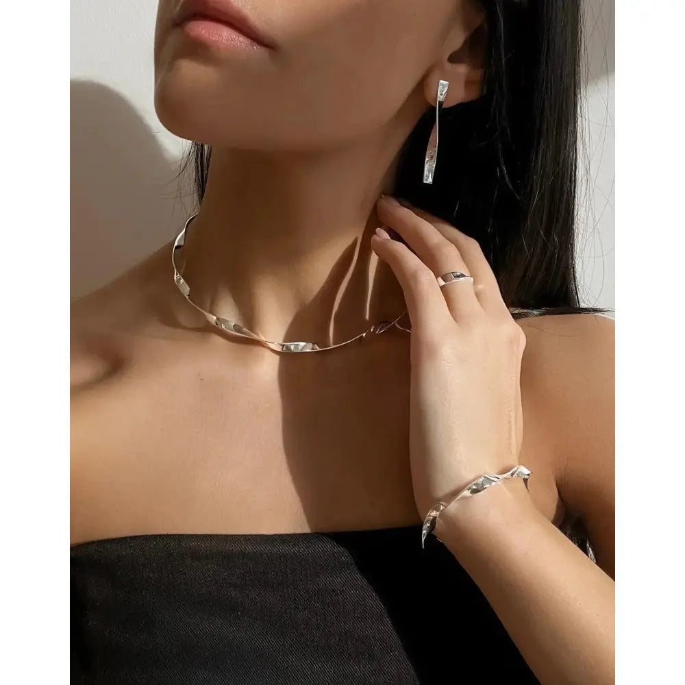 Elegant Silver Twist Cuff Bracelet – Timeless Style and Sophistication.