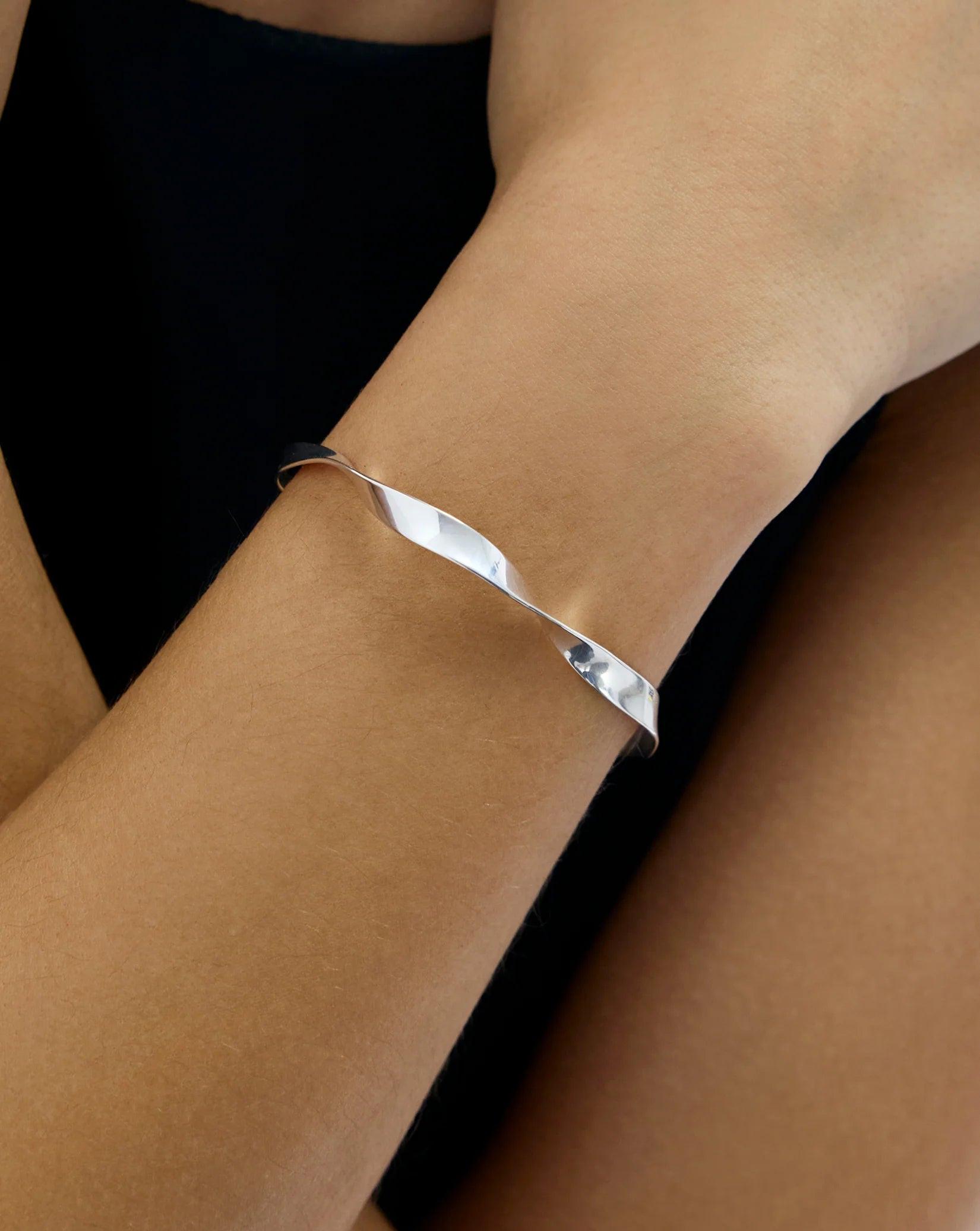 Elegant Silver Twist Cuff Bracelet – Timeless Style and Sophistication.