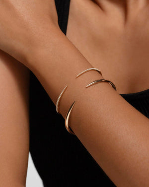 Elegant Gold Claw Cuff Bracelet – A Statement of Luxury.