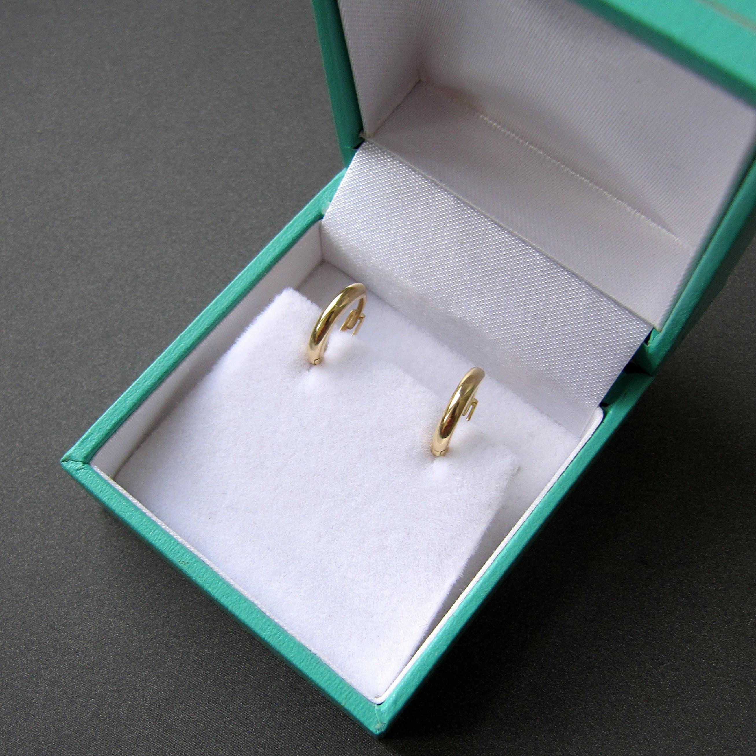 Stunning 14K Solid Gold Oval Hoop Earrings - Dainty Skinny Huggie Hoops for Elegant Women.