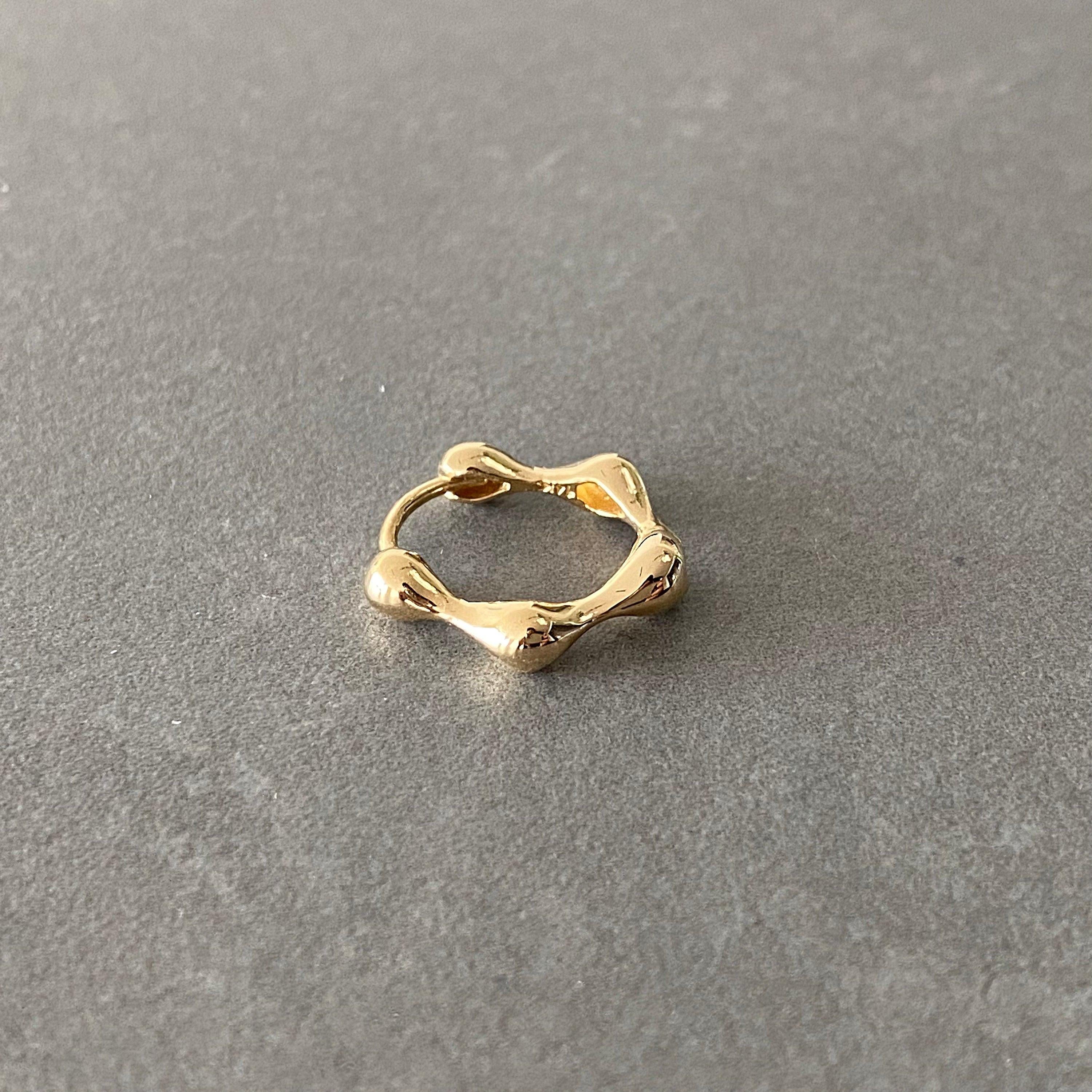 Elegant 14K Solid Gold Huggie Hoop Earrings - 15.5mm Hinged Design for Women.