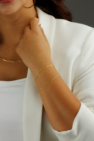 Elegant 10K Solid Gold Twisted Chain Bracelet - Dainty and Stackable Everyday Essential for Women.