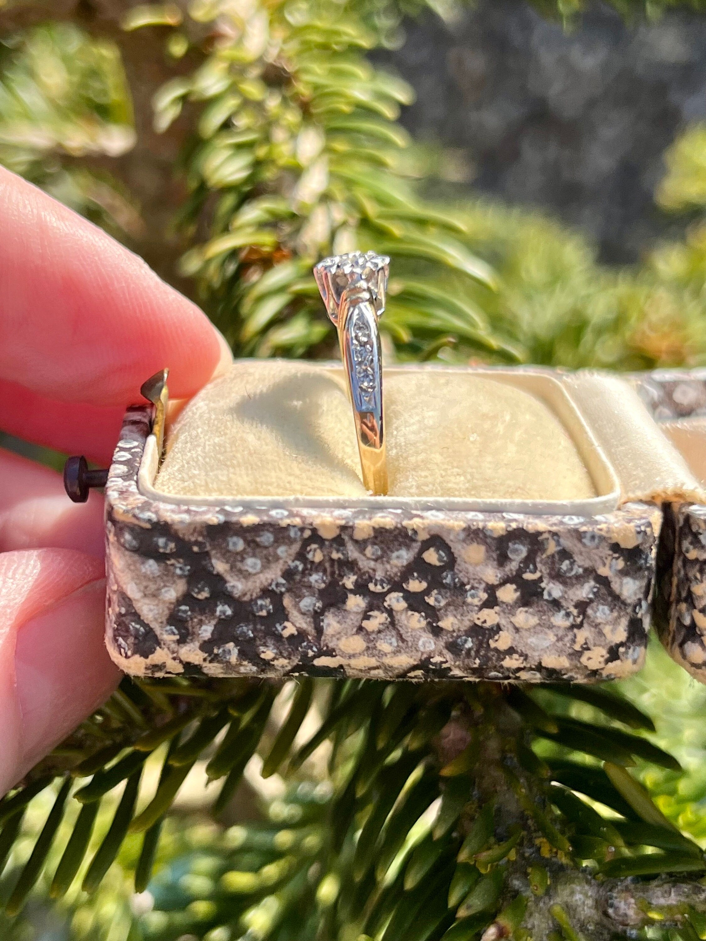Vintage 9Ct Yellow Gold Diamond Starburst Engagement Ring (Size US 7 1/2)