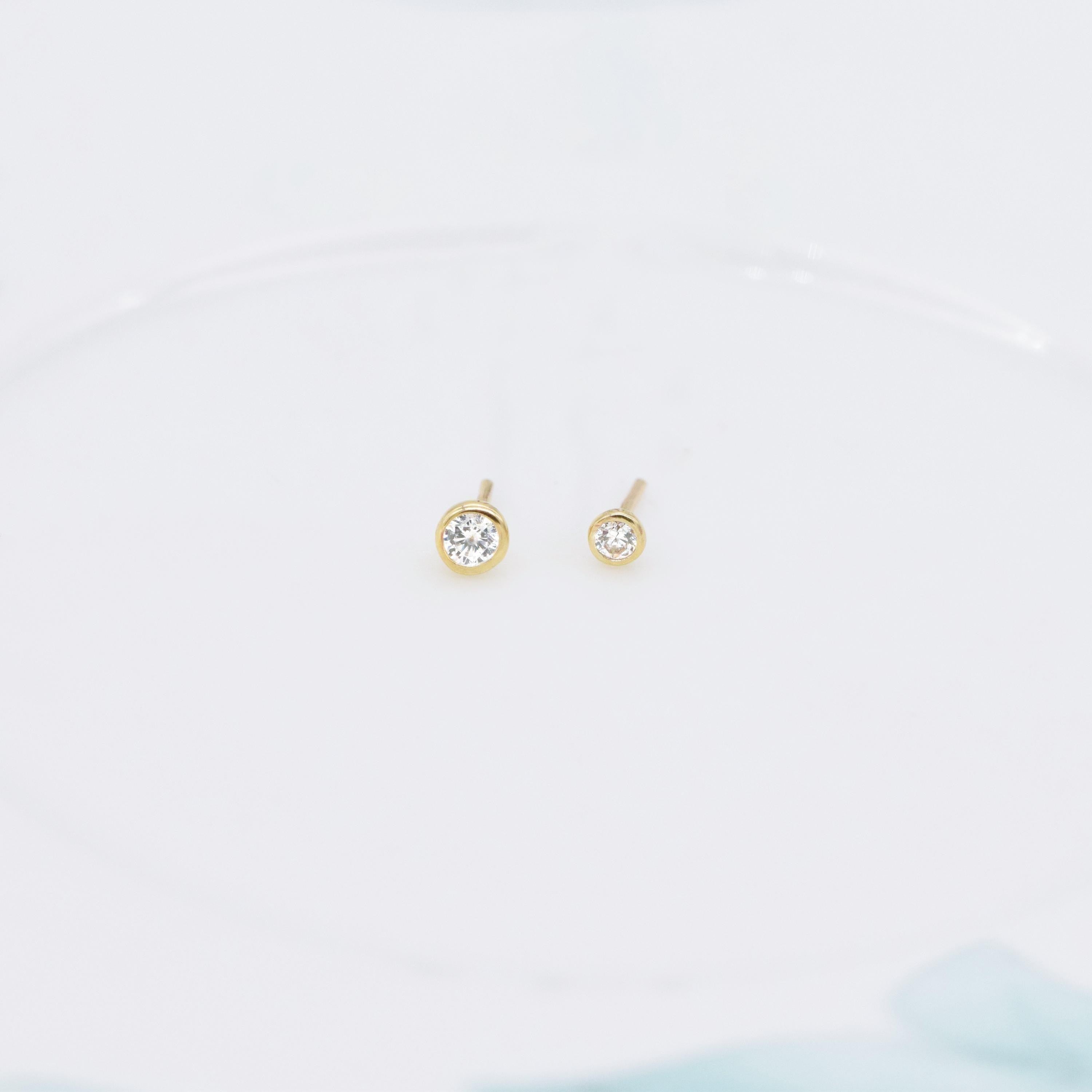 Stunning 14K Solid Gold Threadless Cartilage Stud Earring - Round Flat Back Helix Conch Labret Design.