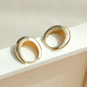 Elegant 14K Solid Gold Tapered Oval Huggie Hoop Earrings for Daily Wear.