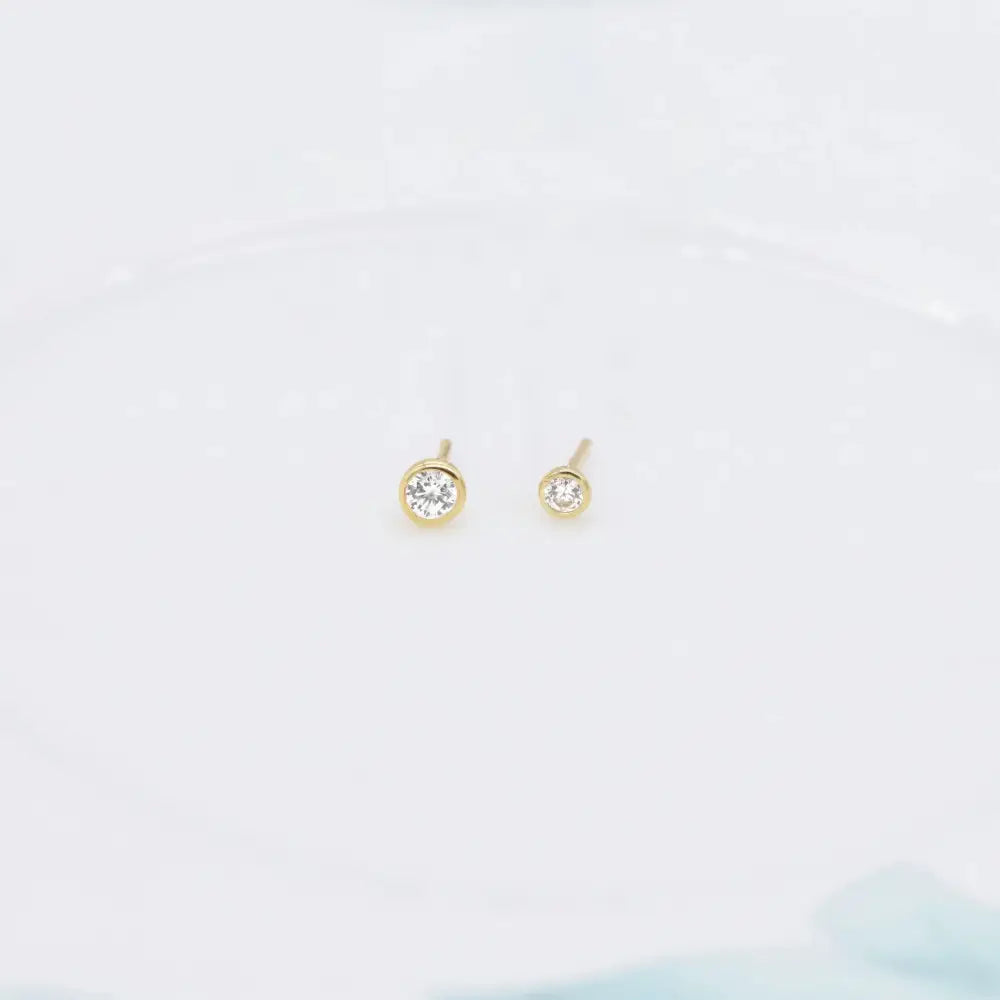 Stunning 14K Solid Gold Threadless Cartilage Stud Earring - Round Flat Back Helix Conch Labret Design.